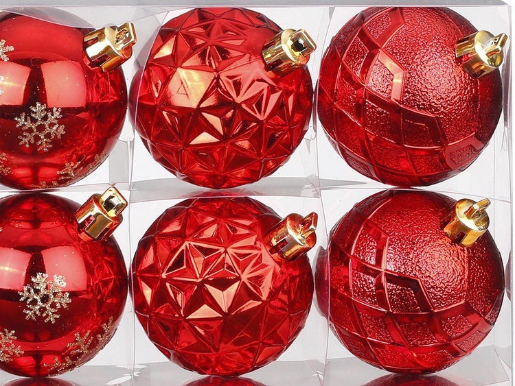 Set mit sechs Weihnachtskugeln aus Kunststoff mit unterschiedlichen Strukturen und Mustern in einer transparenten Verpackung
