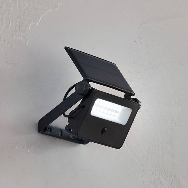 LED-Solarstrahler in Schwarz mit Bewegungsmelder, verstellbarem Solarpanel und Wandhalterung.