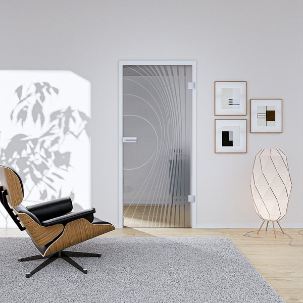 Moderne Ganzglastür mit mattiertem Linien-Design in einem hellen Wohnzimmer mit Design-Sessel, Stehleuchte und grauem Teppich.