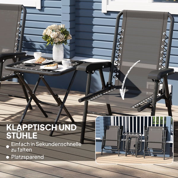 Helles Gartenmöbel Set aus Metall und Textil mit zwei Klappstühlen und einem Klapptisch auf einer Terrasse, platzsparend zusammenfaltbar.
