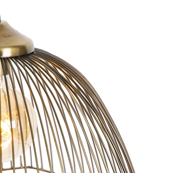 Detailaufnahme einer Pendelleuchte mit Metalldrahtschirm