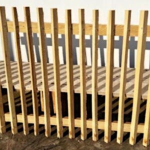 Holzzaun mit vertikalen Latten und horizontalen Querriegeln.