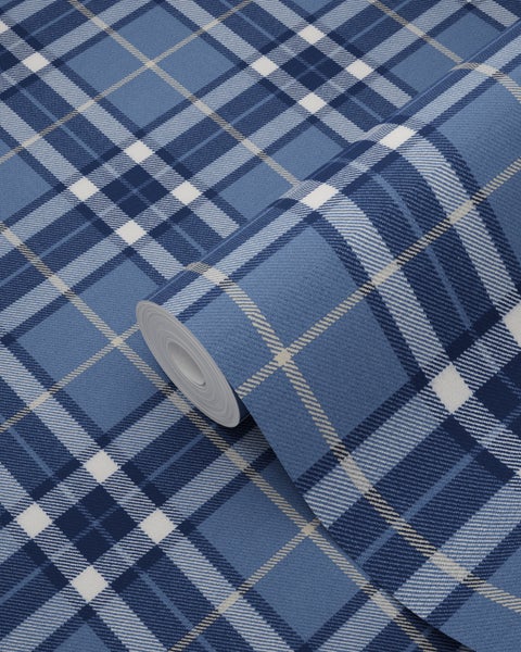 Vliestapete mit klassischem Karomuster in verschiedenen Blautönen und Weiß.