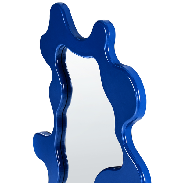 Wandspiegel mit glänzendem, wellenförmigem Rahmen in Blau und asymmetrischem Design.