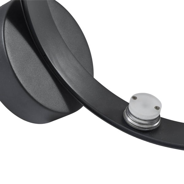 Detail einer modernen schwarzen Wandleuchte mit gebogenem Metallarm und integrierter LED-Lichtquelle mit lichtdurchlässiger Abdeckung.