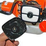 Luftfilter eines Rasentrimmers mit demontierter Abdeckung