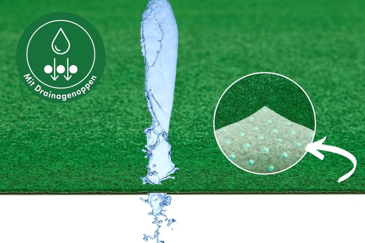 Kunstrasen mit Drainagenoppen auf der Unterseite, Wasser fließt durch den Rasen, Symbol für entwässernde Noppen