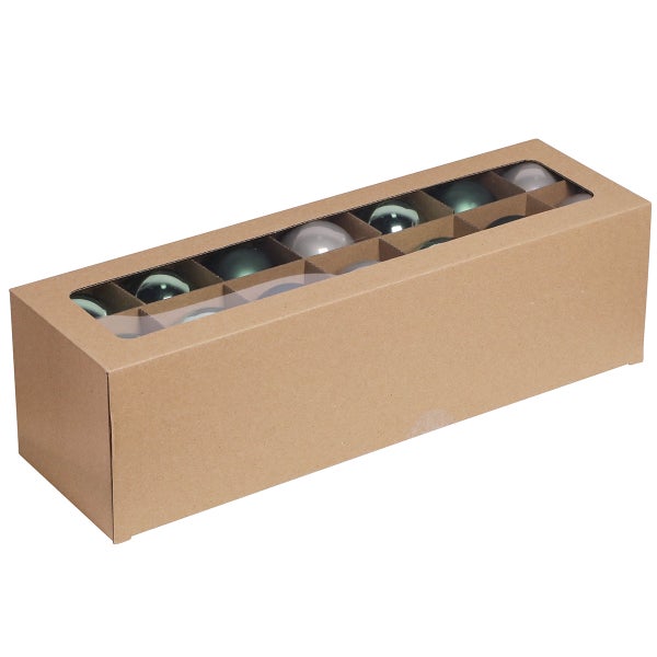 Karton mit Christbaumkugeln