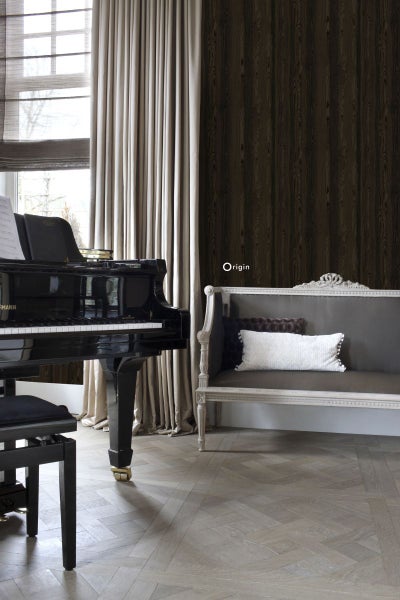 Wohnzimmer mit Klavier, Bank und Holzvertäfelung