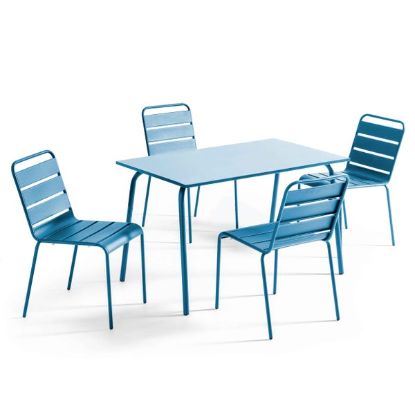 Blaues Gartenmöbel-Set aus Metall mit einem rechteckigen Tisch und vier Stühlen mit Latten-Design.