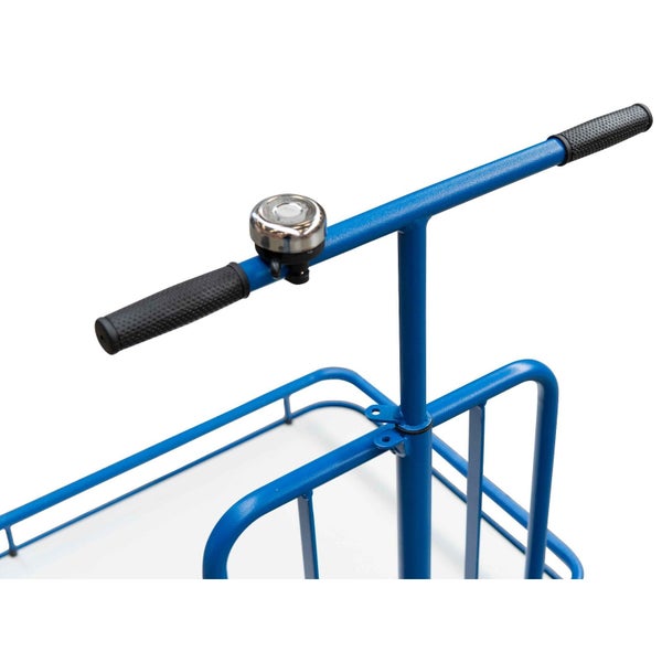 Blauer Metalllenker mit schwarzen Gummigriffen und einer silbernen Klingel.