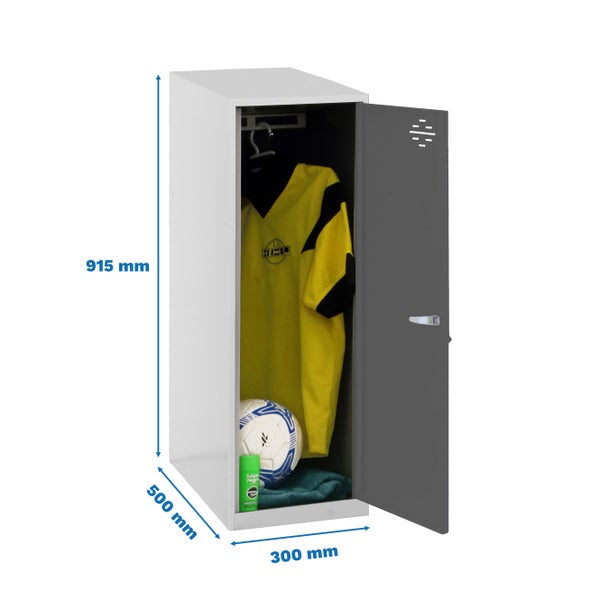 Offener Garderobenschrank mit Sportbekleidung und Größenangaben.