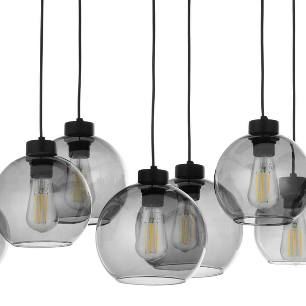 Mehrere graue Glaspendelleuchten mit Leuchtmittel hängen von der Decke