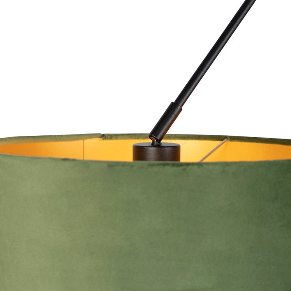 Grüner Lampenschirm aus Samt mit goldener Innenseite und schwarzer Metallstange.