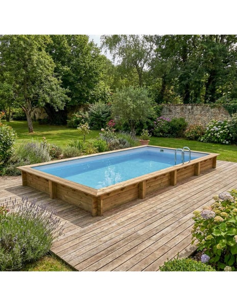 Rechteckiger Holzpool mit Leiter im Garten