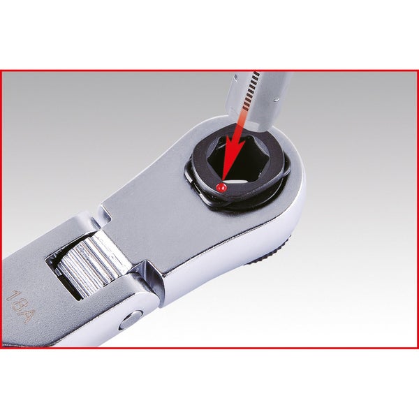 Detailsicht einer Knarre mit eingesetztem Bit und rotem Pfeil