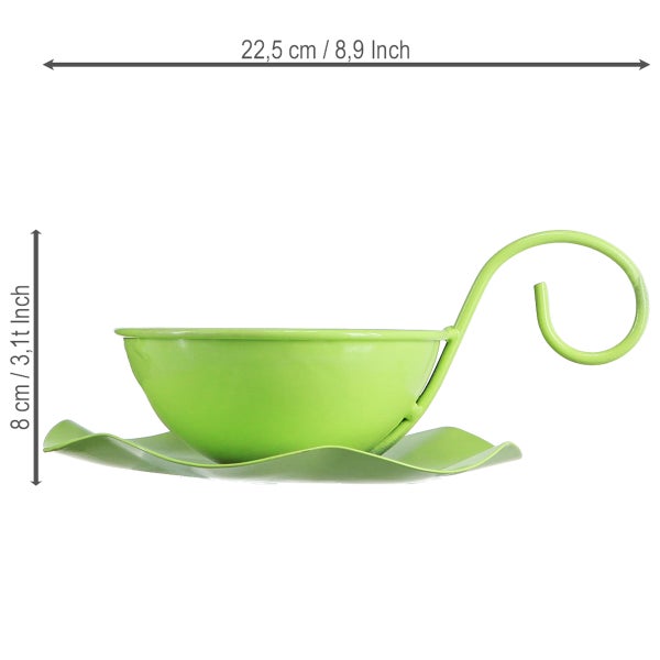 Grünes Vogelfutterhaus aus Metall in Form einer Tasse auf einem Untersetzer, Breite 22,5 Zentimeter, Höhe 8 Zentimeter.