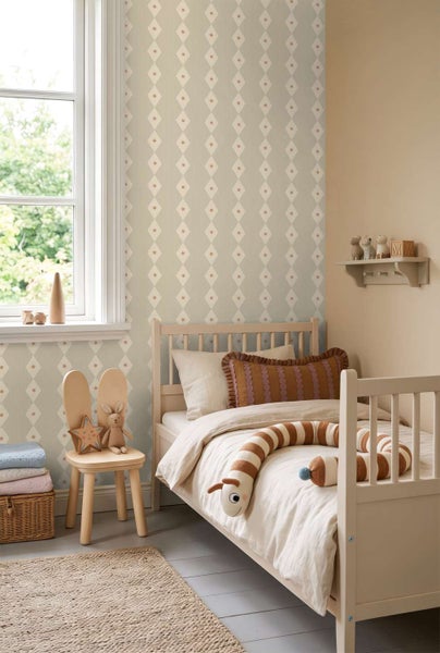 Runder, cremefarbener Hochflor-Teppich in einem modern eingerichteten Schlafzimmer mit grauem Polsterbett und hellen Möbeln.