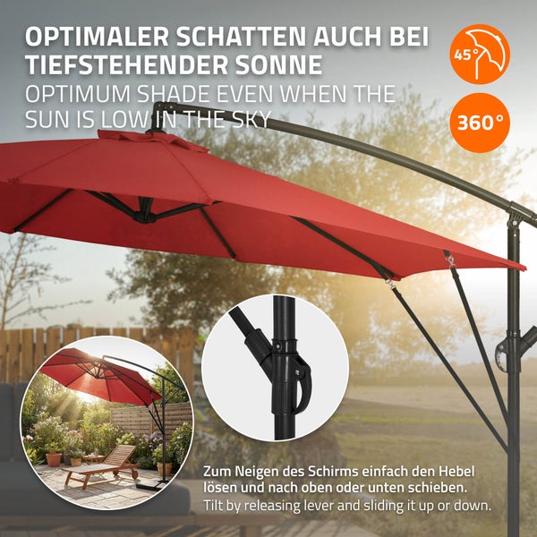 Freischwingender Ampelschirm mit 45 Grad Neigungswinkel und 360 Grad Drehfunktion fuer flexiblen Sonnenschutz auf der Terrasse.