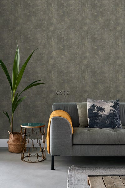 Dekorative Tapete im Wohnzimmer mit Sofa, Beistelltisch und Zimmerpflanze