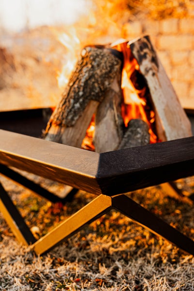 The Favilla Firesheet Feuerschale Schwarz – Feuerstelle aus Stahl für Garten & Terrasse – 77 x 77 x 32 cm – Pulverbeschichtet & Wetterfest – Modernes Design – Keine Montage nötig