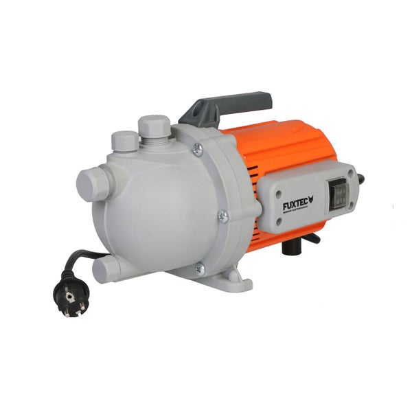 Fuxtec Gartenpumpe mit grauem und orangefarbenem Gehäuse, Tragegriff, Netzstecker und Ein-Aus-Schalter.