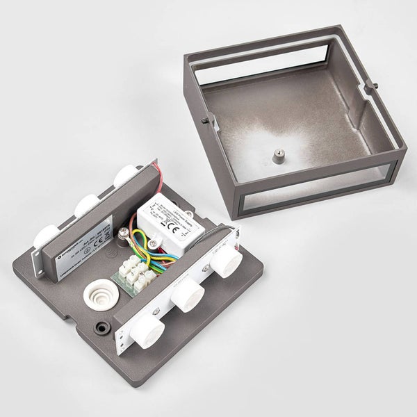 Geöffnete LED Außenwandleuchte mit Sicht auf die interne Verkabelung, den LED-Treiber und das quadratische Metallgehäuse.
