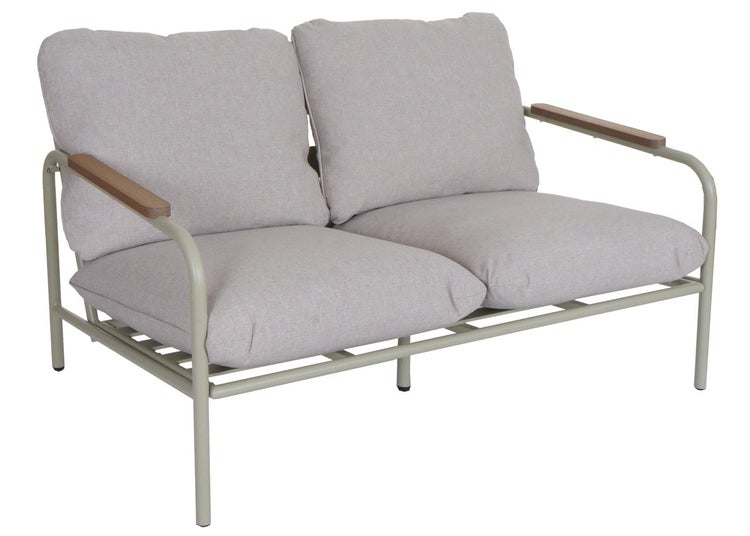 2-Sitzer Gartensofa mit Metallgestell, Armlehnen aus Holz und grauen Polstern.