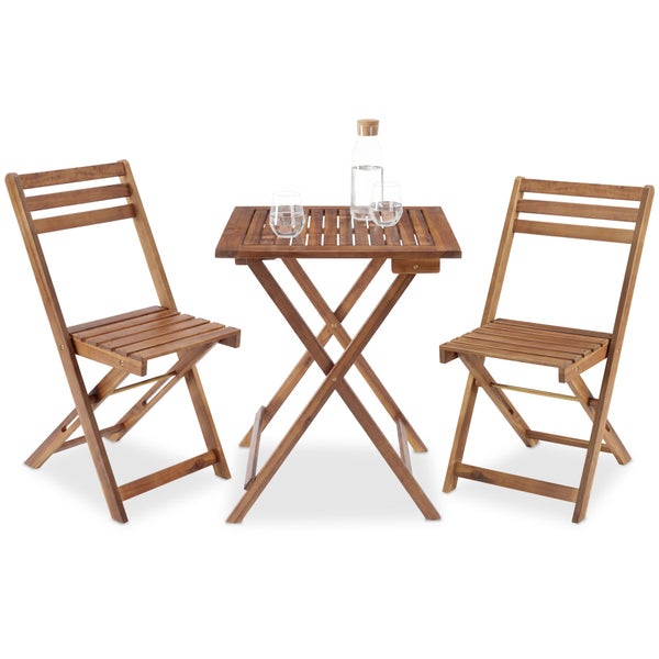 Klappbares Balkonmöbel-Set aus Holz bestehend aus einem quadratischen Gartentisch und zwei Klappstühlen mit Latten-Struktur.