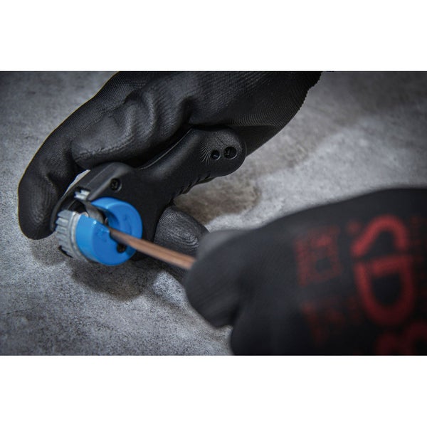 Rohrschneider in Benutzung mit Arbeitshandschuhen