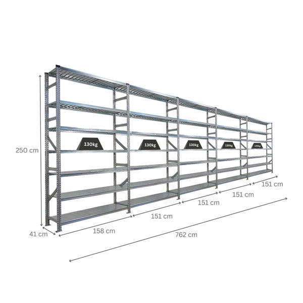 Langes Metallregal mit den Maßen 250 cm Höhe, 762 cm Länge und 41 cm Tiefe, jede Ebene trägt 130 kg