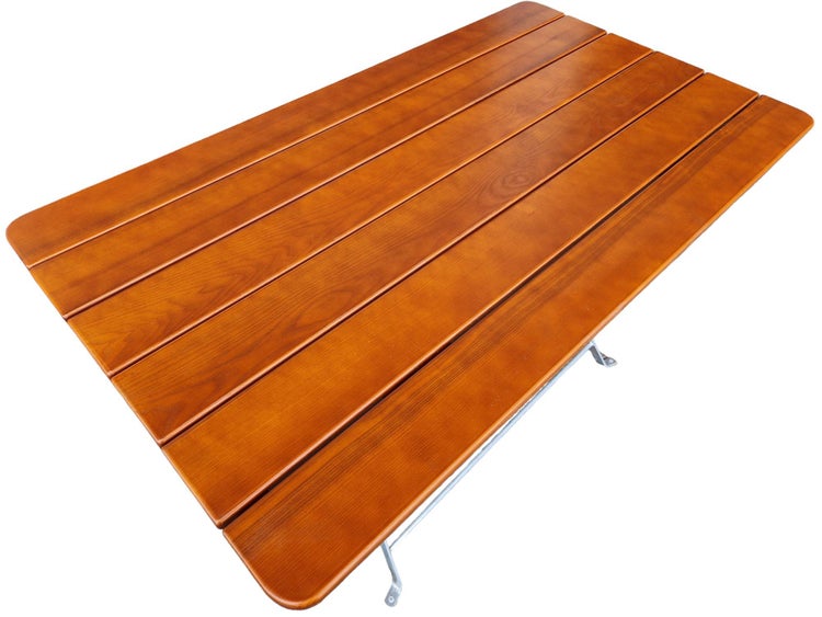 Tischplatte für Gartentisch aus Holzlatten mit abgerundeten Ecken und Metallgestell.
