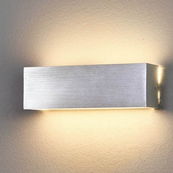 Rechteckige Wandleuchte aus gebürstetem Metall mit Lichtaustritt nach oben und unten.
