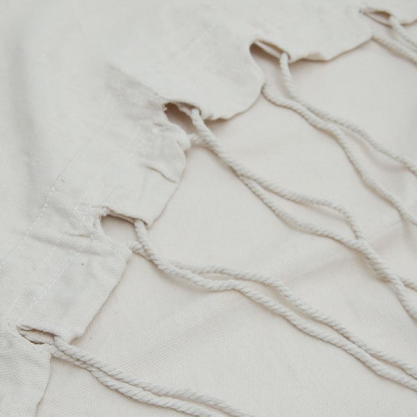 Detailaufnahme einer Aufhängung aus Seil und Metallring