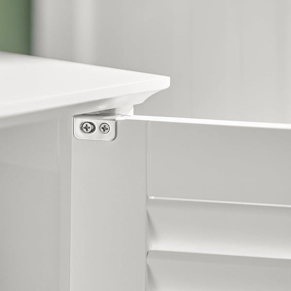 Detailansicht eines weißen Möbels mit Schraubenbefestigung