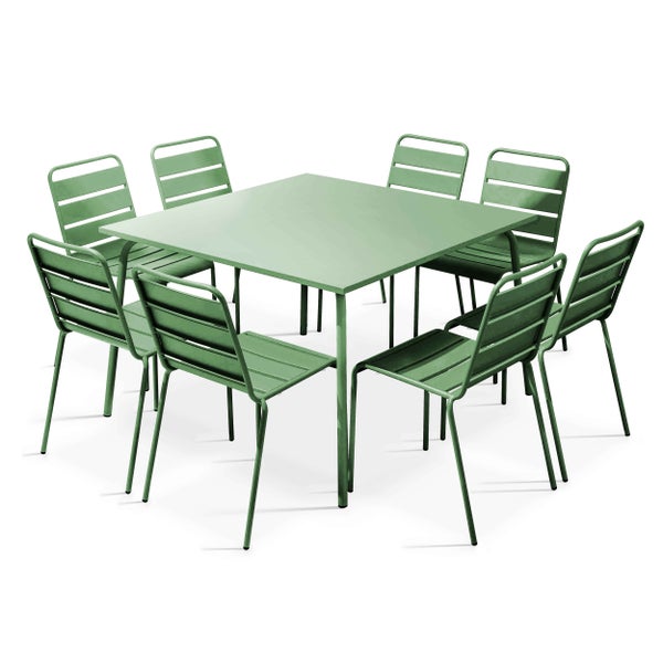 Grünes Gartenmöbel-Set aus Metall mit einem quadratischen Tisch und acht Stühlen mit Latten-Design.