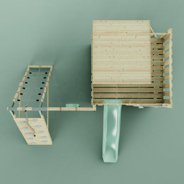 Draufsicht eines hölzernen Spielturms mit Dach, einer hellgrünen Rutsche und einem Klettermodul mit Kletterwand und Netz.