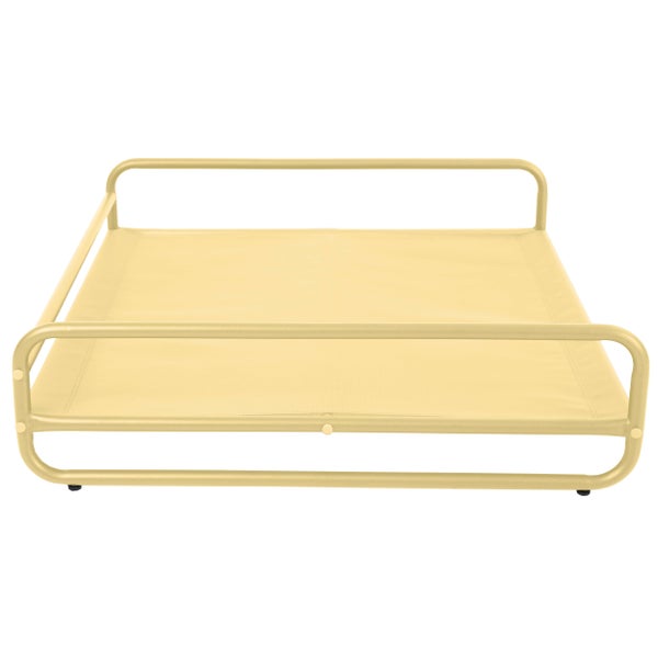Gelbe erhöhte Hundeliege mit Metallgestell und Stoffbezug.