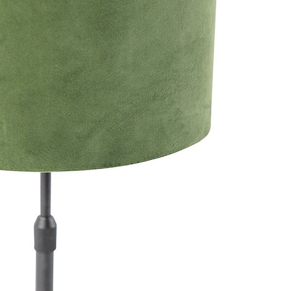 Nahaufnahme einer Lampe mit grünem Lampenschirm aus Samt und dunklem Metallständer.