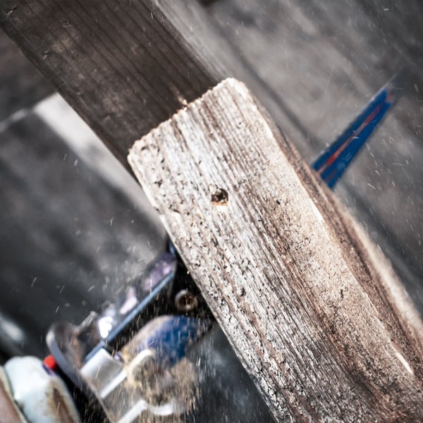 Sägen eines Holzstücks