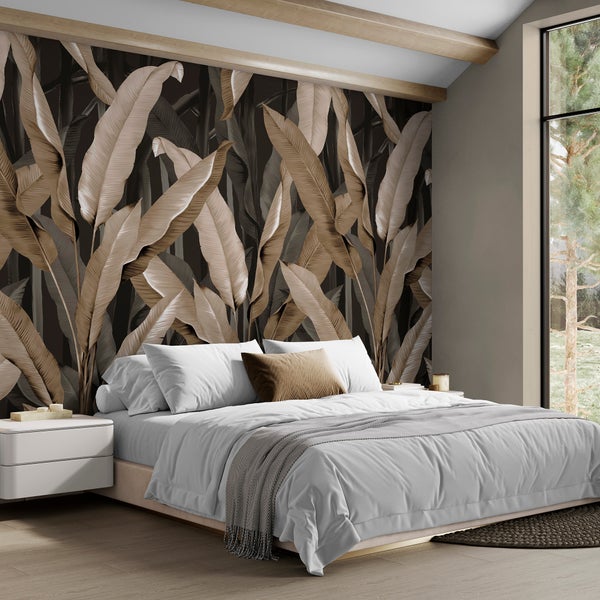 Fototapete mit Bananenblättern in Beige hinter einem Doppelbett in einem modernen Schlafzimmer mit Holzbalken.