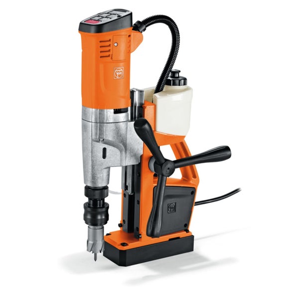 Fein Magnet-Kernbohrmaschine in Orange und Grau für Metallarbeiten mit Handrad und Kühlmitteltank.