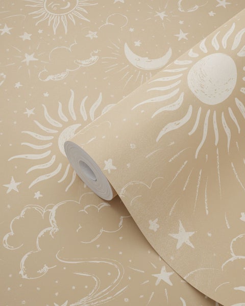 Beige Vliestapete mit weißen handgezeichneten Motiven von Sonne, Mond, Sternen und Wolken.