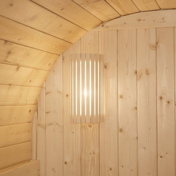 Wandleuchte für Sauna aus Holz mit vertikalen Lamellen an einer holzvertäfelten Saunawand