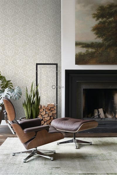 Wohnzimmer mit Tapete, Sessel und Kamin für ein gemütliches Ambiente