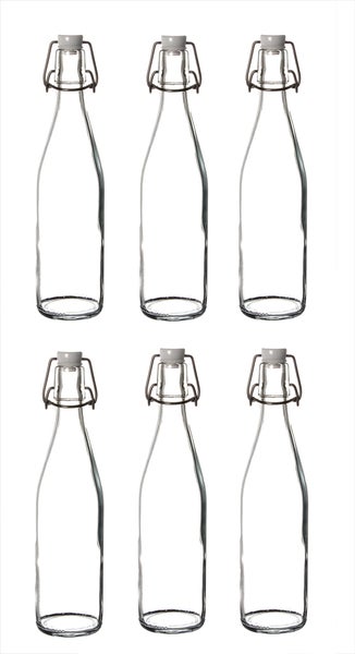 Transparente Glasflaschen mit Bügelverschluss aus Metall und Kunststoff, zum Teil mit Flüssigkeit gefüllt.