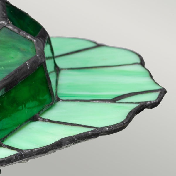 Detailansicht einer Tiffany Lampe mit grünem Glasschirm