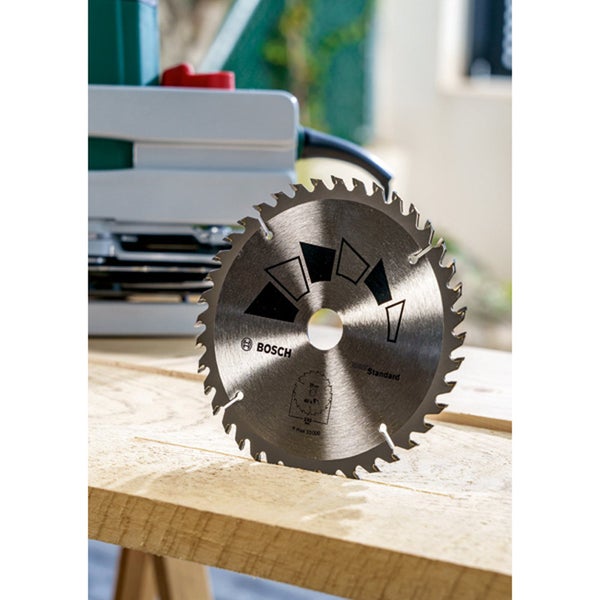 Bosch Sägeblatt auf Holztisch