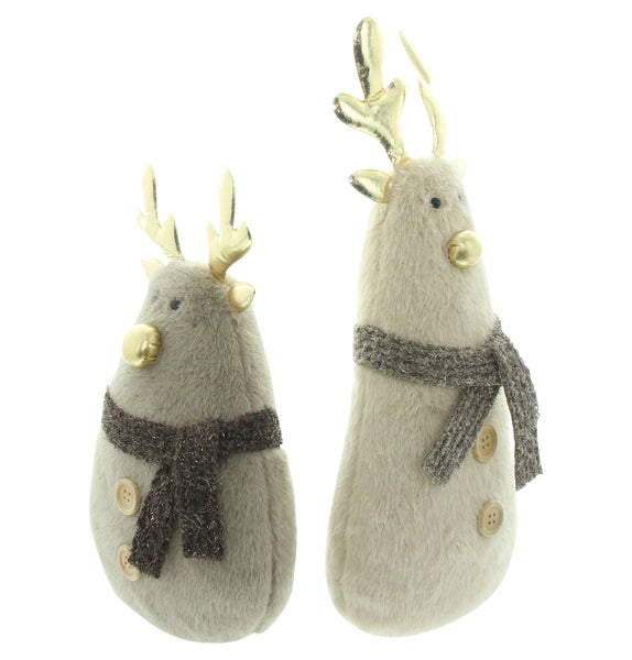 Zwei dekorative Weihnachtsrentiere aus Plüsch mit Schal und Geweih als Winterdekoration