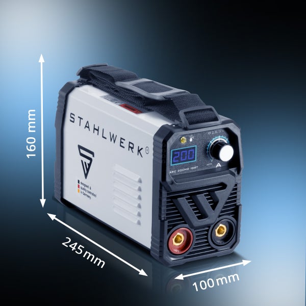 Nahaufnahme weißer Blauregenblüten an der Pflanze